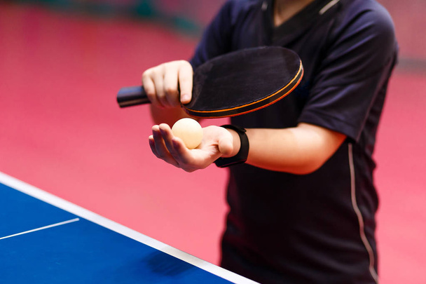 serve the ball in table tennis close - Foto, imagen