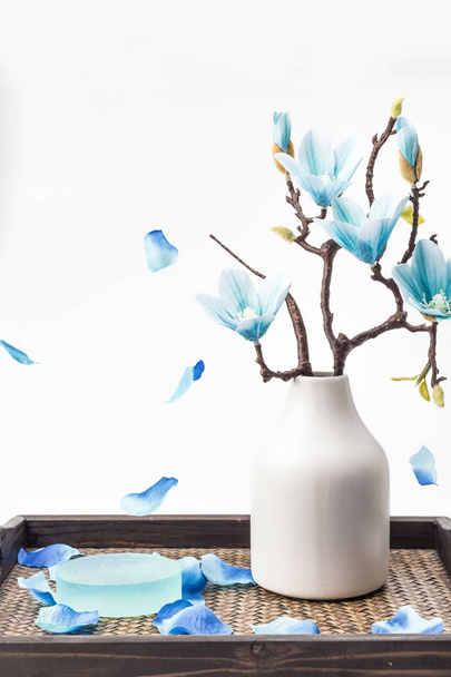 Jabón y magnolia azul
 - Foto, Imagen