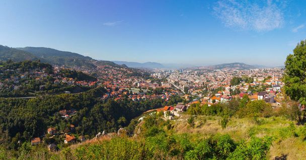 Вид с высокой точки в Сараево утром. Босния и Герцеговина
 - Фото, изображение