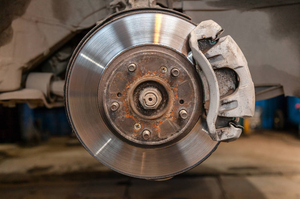 車の修理工場でリフトで上げた車で激しく消耗した後部ドラム ・ ブレーキのクローズ アップ - 写真・画像