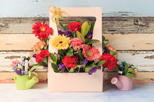 Hermosas flores y exquisitos regalos
 - Foto, Imagen
