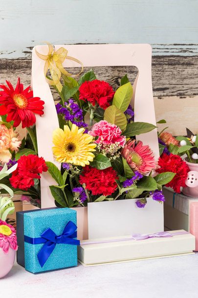 Красиві квіти і вишукані подарунки
 - Фото, зображення