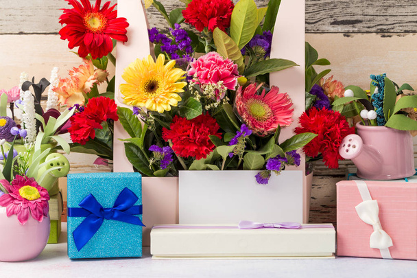 De belles fleurs et des cadeaux exquis
 - Photo, image