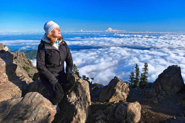 Caminhante mulher despreocupada no topo da montanha com vista para o Monte Rainier no horizonte. Parque Nacional Olímpico. WA. Estados Unidos
. - Foto, Imagem
