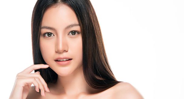 Красивая молодая азиатка с чистой свежей кожей - Фото, изображение