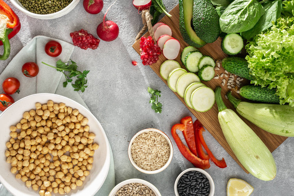 Ingredientes para cocinar comida vegetariana. Variedad de verduras crudas y cereales vista superior sobre fondo de hormigón
 - Foto, Imagen