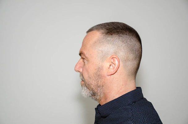 Portrait de profil d'un homme à coupe courte
 - Photo, image