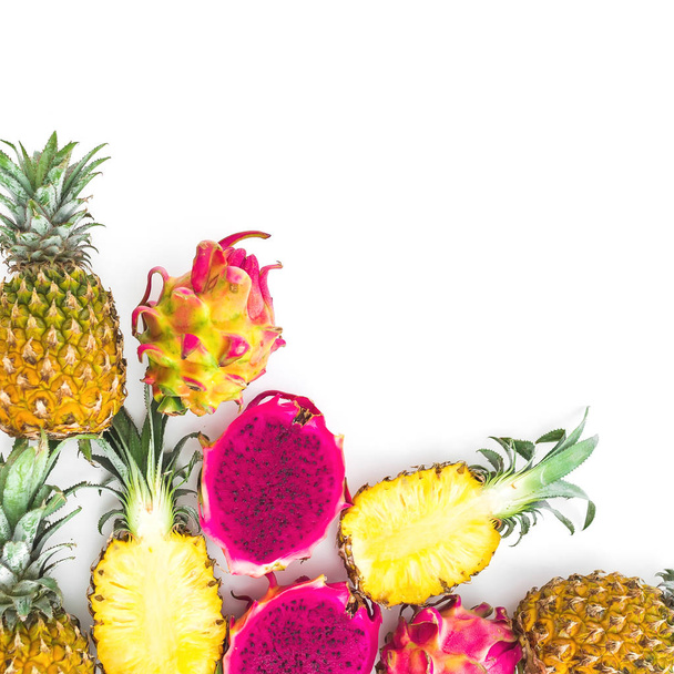 Ananas, Mango und Drachenfrüchte auf weißem Hintergrund. flache Lage, Draufsicht. Tropisches Ernährungskonzept. - Foto, Bild
