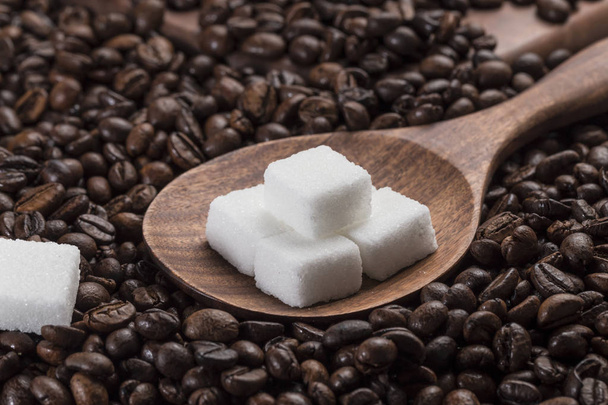 Κόκκοι καφέ και κύβους ζάχαρης - Φωτογραφία, εικόνα