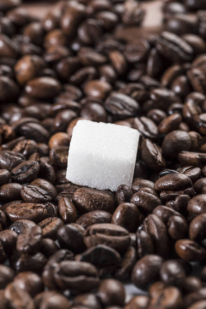 コーヒー豆と砂糖キューブ - 写真・画像