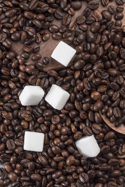 Ziarna kawy i cukier w kostkach - Zdjęcie, obraz