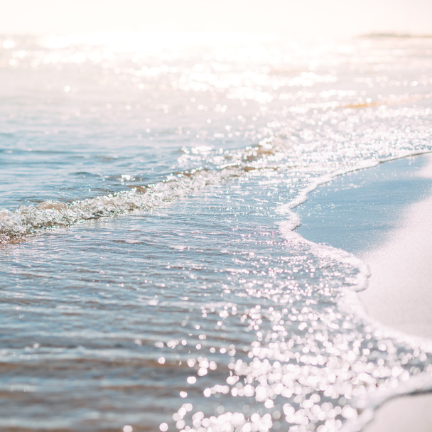 Літній піщаний пляж і морські хвилі фону
 - Фото, зображення