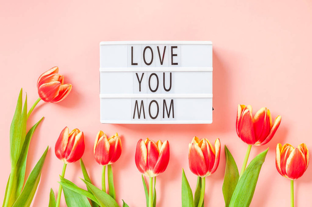 Anyák napja üdvözlőlap piros tulipán virágok - Fotó, kép