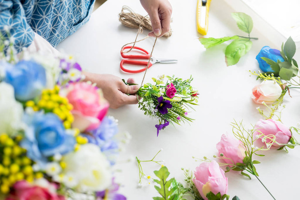 mulheres jovens empresário florista fazendo ou Arranjando Artificia
 - Foto, Imagem