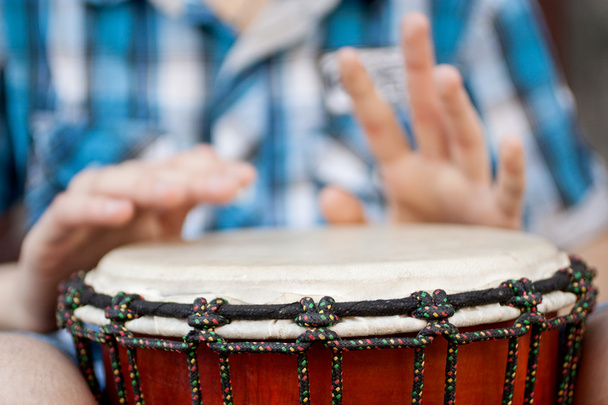 Playing on djembe - Foto, afbeelding