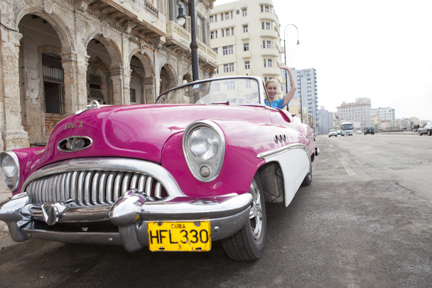 A gyönyörű nő egy kerék régi amerikai retro autó (50th éves a múlt század), egy ikonikus látvány a városban, a Malecon utcában Old Havanna, Kuba - Fotó, kép