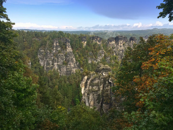 Formación rocosa Bastei en el Parque Nacional Suiza Sajona, Alemania
  - Foto, Imagen