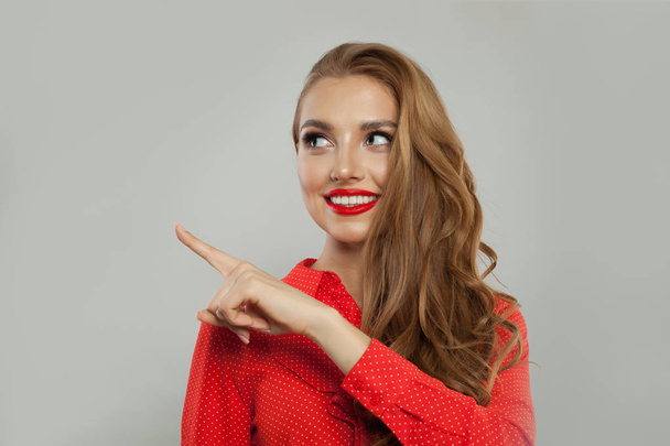 perfekte junge Model-Frau lächelt und zeigt mit dem Finger - Foto, Bild