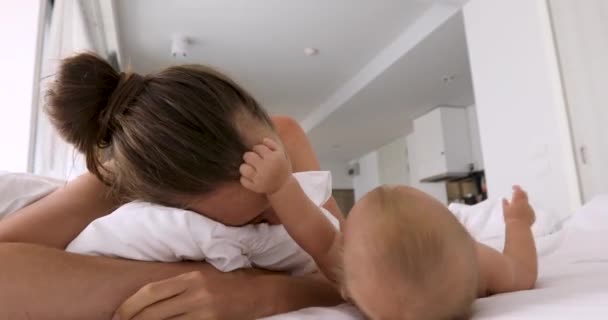 Kleine baby wakker slaap moeder - Video