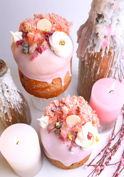 Immagine ravvicinata del tradizionale dessert pasquale a base di fiocchi di latte, torta pasquale e bastoncini di candela bottiglie
 - Foto, immagini
