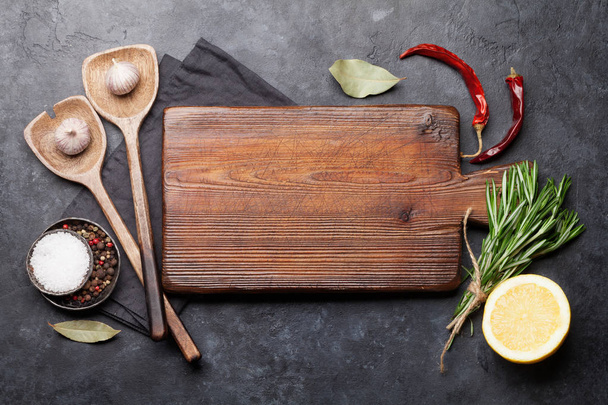 Ingrédients de cuisine et ustensiles en bois sur table en pierre
 - Photo, image