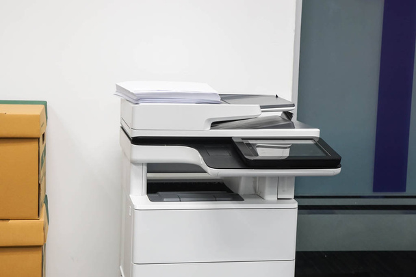 многофункциональный офисный лазерный принтер для сканирования и печати деловых документов на рабочем месте
 - Фото, изображение