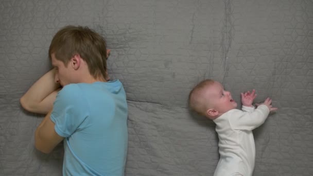 Vater schläft mit Baby - Filmmaterial, Video