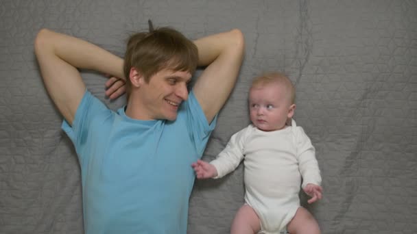 Ο πατέρας με το μωρό στο κρεβάτι - Πλάνα, βίντεο