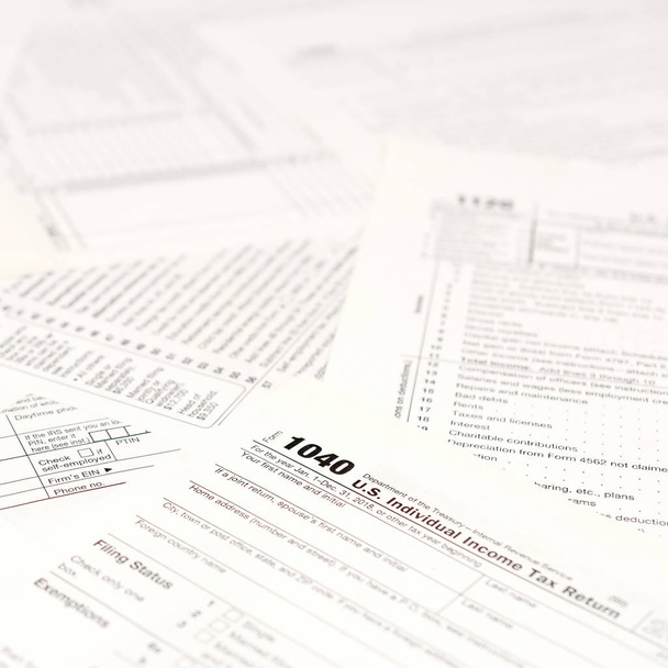 Puste formularze podatku dochodowego. Amerykański 1040 indywidualny formularz zwrotu podatku dochodowego. Papiery z liniami pustymi i niefilles - Zdjęcie, obraz