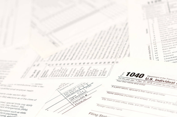 Κενά έντυπα φόρου εισοδήματος. Αμερικανικό 1040 ατομικό δελτίο φόρου εισοδήματος. Χαρτιά με κενές και άγιες γραμμές - Φωτογραφία, εικόνα