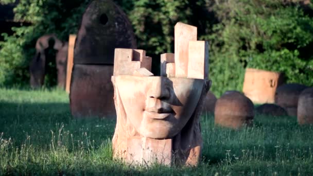 abstraktní obličejská socha - Záběry, video