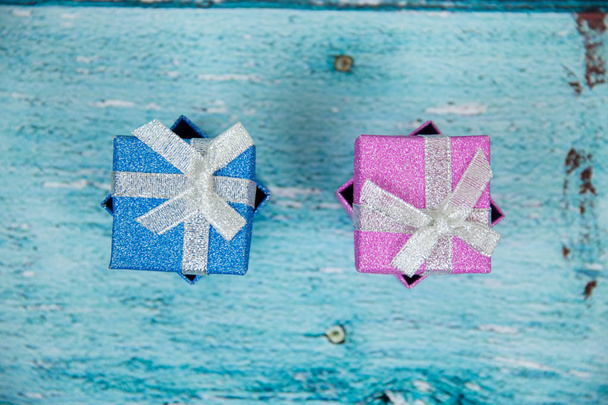 cajas de regalo sobre fondo azul - Foto, Imagen