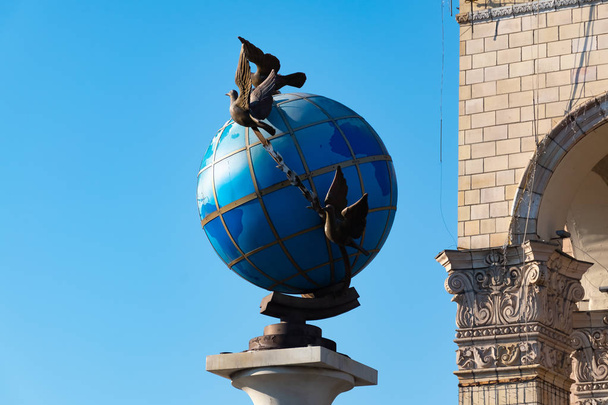 A szobor egy kék földfelszíni Globe a galambok a béke Around it Kijevben, Independence Square, Kiev, Ukrajna - Fotó, kép