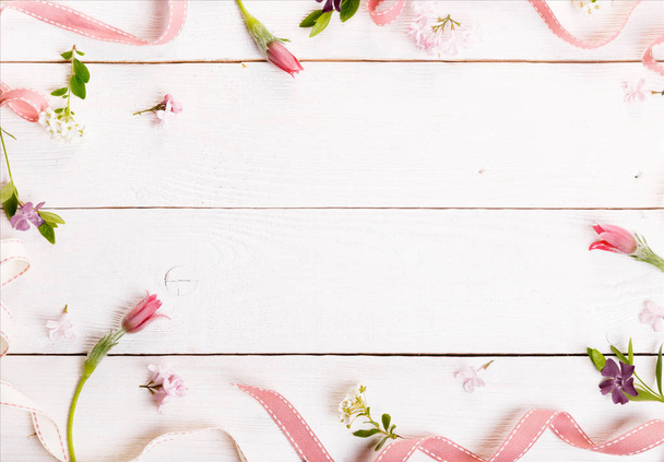 Εορταστική σύνθεση λουλουδιών σε λευκό ξύλινο φόντο. Εναέρια προβολή - Φωτογραφία, εικόνα