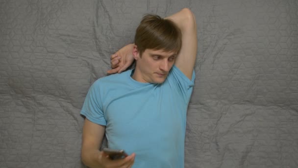Ενοχλημένος νέος άνθρωπος με το τηλέφωνο - Πλάνα, βίντεο