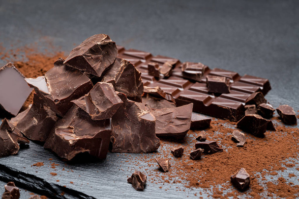 Тёмный или молочный органический шоколад на темно-бетонном фоне
 - Фото, изображение