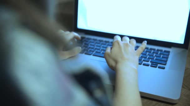 Η νεαρή γυναίκα δουλεύει πάνω σε ένα έγγραφο κειμένου στο λάπτοπ της. Δακτυλογραφεί στο πληκτρολόγιο. Μετακίνηση κάμερας. - Πλάνα, βίντεο