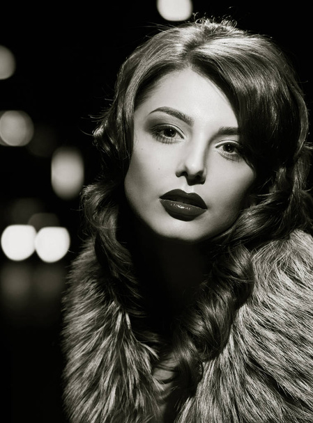 glamorous woman posing. black and white - Foto, Bild