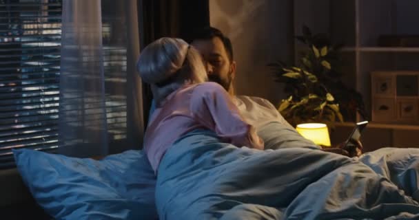 Couple au lit avant de dormir
 - Séquence, vidéo