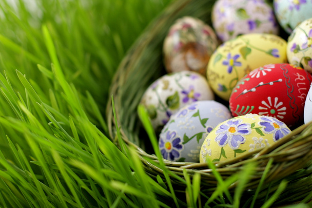 Huevo de Pascua en canasta de mimbre
 - Foto, Imagen