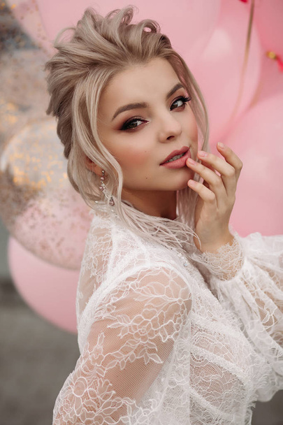 Gorgeous blonde girl with pink air balloons. - Valokuva, kuva