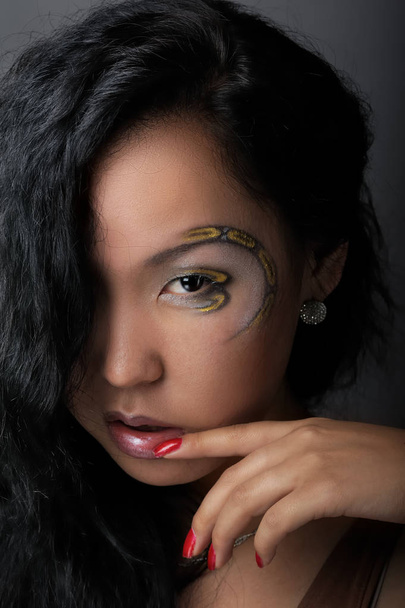 Portrait of asian woman with creative makeup - Foto, afbeelding