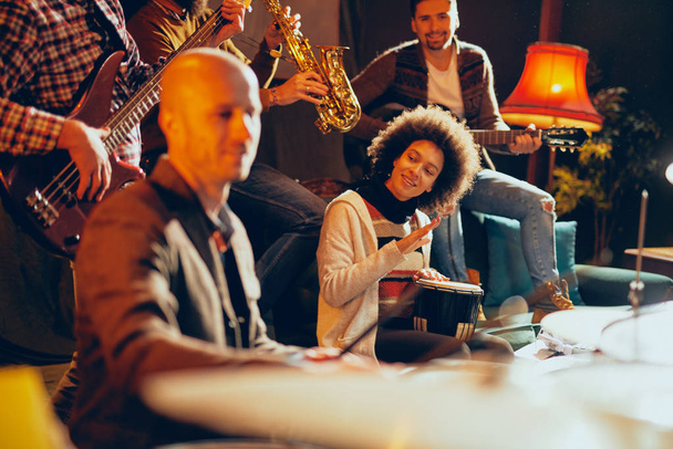 Jazzová kapela hrající v domácím studiu.  - Fotografie, Obrázek
