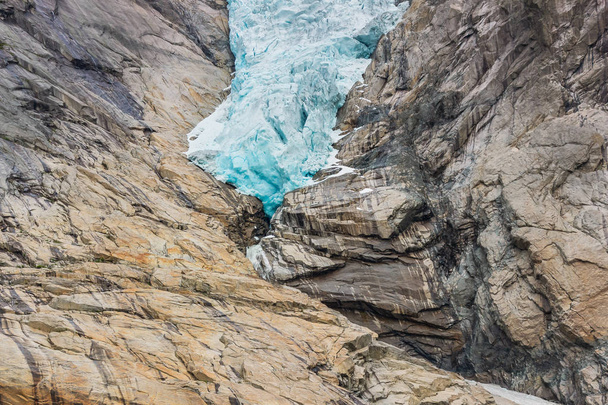 Ледник Бриксдалсбрин с тающим голубым льдом
 - Фото, изображение