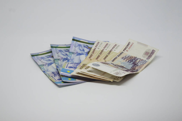 孤立したロシアと kazakhatan の紙幣。散布中のルーブルと天上天下。白い背景にロシアルーブルとカザフスタンテンゲ - 写真・画像