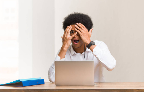 Fiatal telemarketer fekete ember úgy érzi, aggódik, és félek - Fotó, kép
