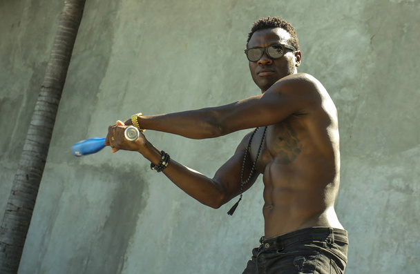 міський портрет молодих агресивних і засмутився насильницького чорний афроамериканець людини, що використовує бейсбольною битою загрожують в гранж кут у вуличній насильство і молодіжних банд - Фото, зображення