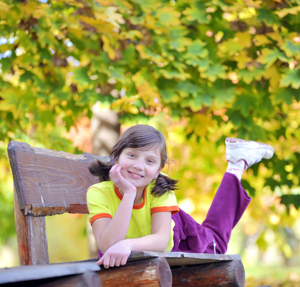 dívka, kterým se stanoví na lavičce - Fotografie, Obrázek