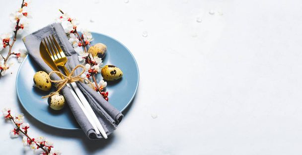 Πάσχα ρύθμιση τραπέζι με ορτύκια αυγά και κλαδιά σε άνθος, ανοιξιάτικες διακοπές φόντο - Φωτογραφία, εικόνα