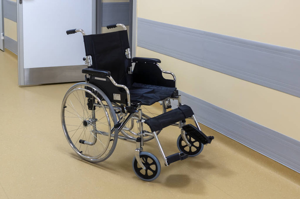Cadeira de rodas dobrável moderna para pacientes e aleijados no hospital
 - Foto, Imagem